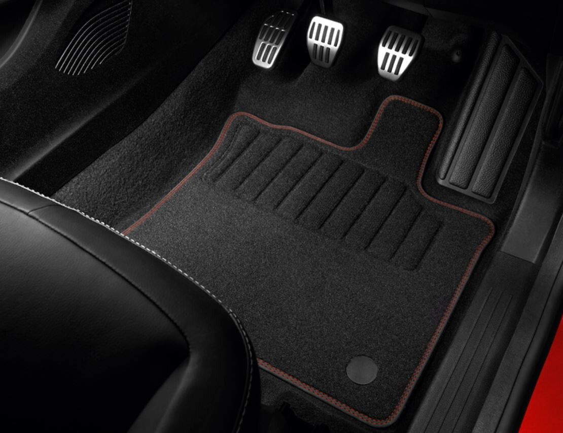 Captur II Phase1 Floor Mats: Premium Textile, Red Accents